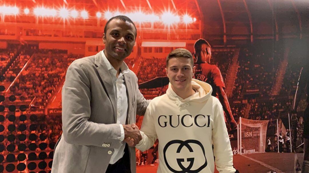 Leonardo Koutris y Maheta Molango, tras firmar el defensa su contrato con el equipo bermellón