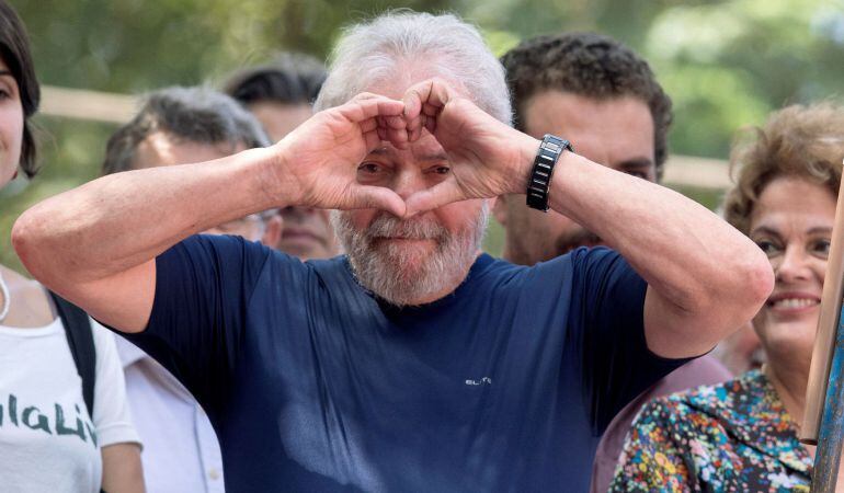 El expresidente brasileño Luiz Inácio Lula da Silva a su llegada para un servicio religioso antes de ingresar a prisión, en Sao Bernardo do Campo.