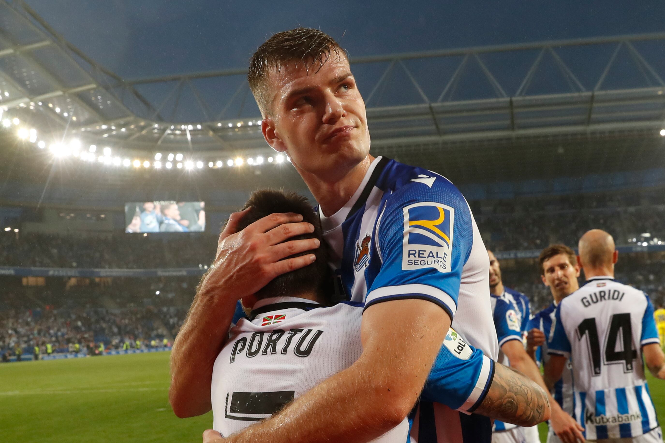 SAN SEBASTIÁN, 12/05/2022.- Los jugadores de la Real Sociedad, Cristian Portugués "Portu" (i) y el noruego Alexander Sorloth, durante el encuentro correspondiente a la jornada 36 de Primera División que han disputado hoy jueves frente al Cádiz en el Reale Arena, en San Sebastián. EFE/Javier Etxezarreta