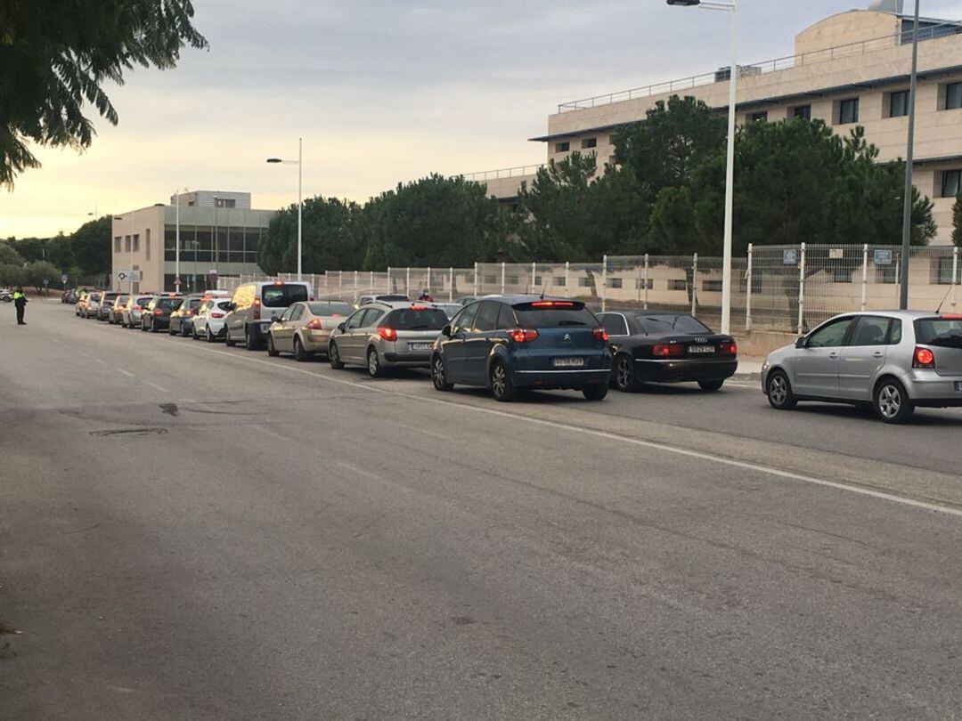 Largas colas para hacer pruebas de coronavirus en el centro de salud de Novelda bajo el control de la Policíab Local