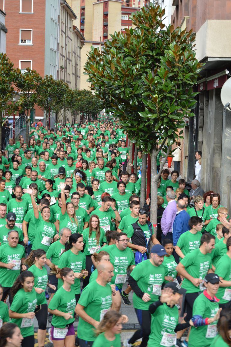 Imagen de la marcha contra el cáncer celebrada en Ermua en 2015