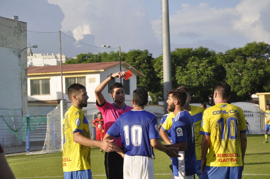 Imagen del colegiado mostrandole la cartulina roja a Sergio Narváez