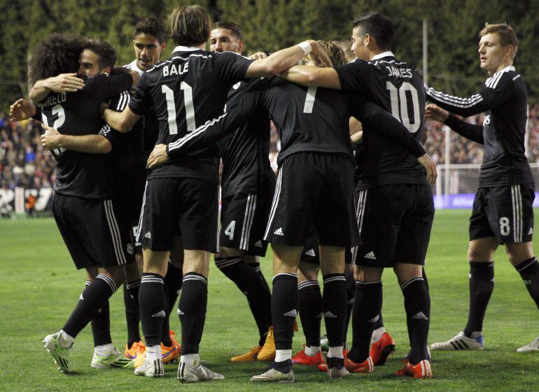 GRA485. Madrid, 08/04/2015.- Los jugadores del Real Madrid, celebran el primer gol del equipo madridista, durante el encuentro correspondiente a la jornada 30 de primera división, que disputan esta noche frente al Rayo Vallecano en el estadio de Vallecas.