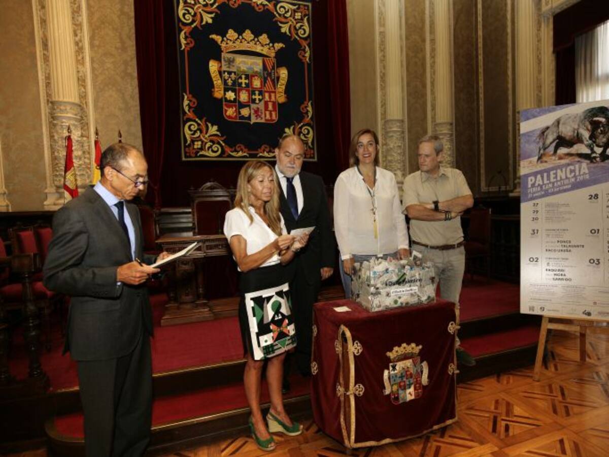 Catorce aficionados verán los festejos taurinos de San Antolín desde el burladero gracias a un sorteo