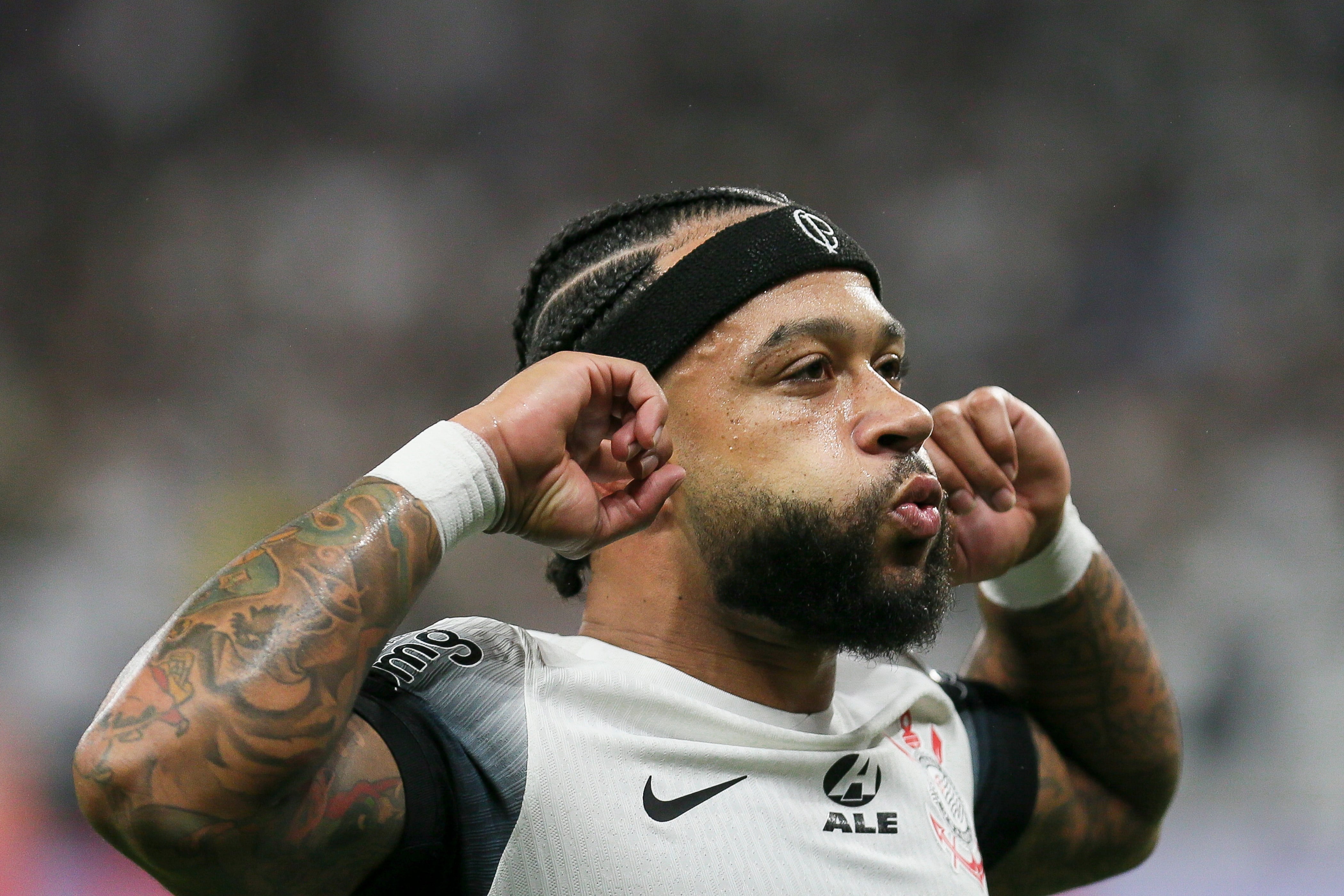 Memphis Depay celebra un gol con Corinthians en su partido ante Bahia