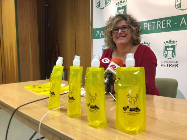 Botellas para limpiar los orines en Petrer