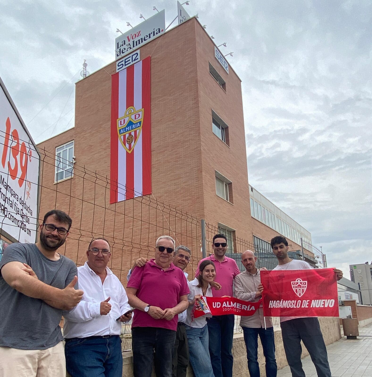 Una bandera gigante del Almería ya luce en el edificio de LA VOZ y Cadena SER.