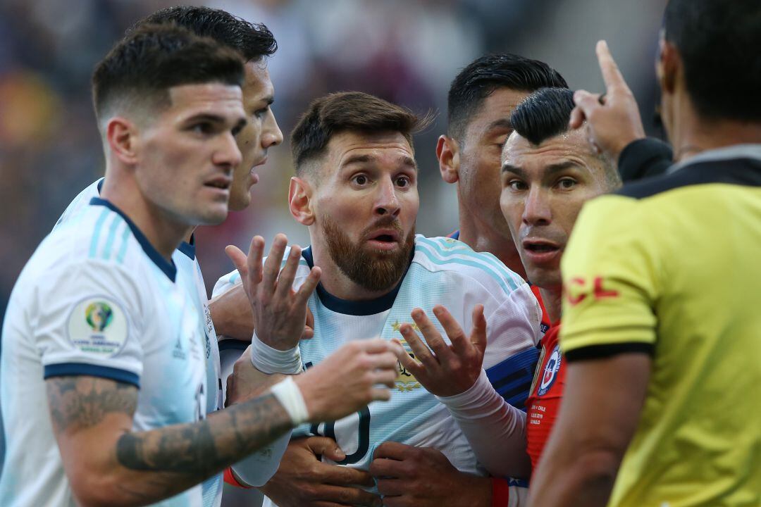 Leo Messi reacciona tras ser expulsado ante Chile.