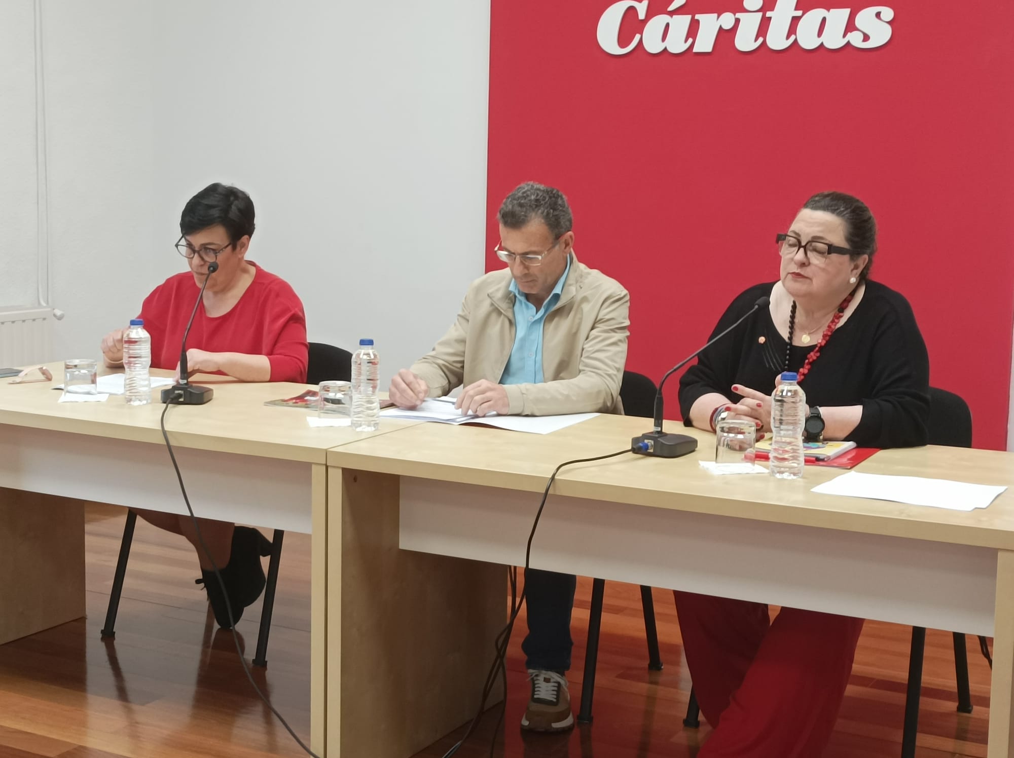 Pilar Díaz Cano, Elsa Suárez y Ramón Méndez- Navia, de Cáritas, dieron cuenta esta mañana, de los datos de la Memoria 2023 de la entidad