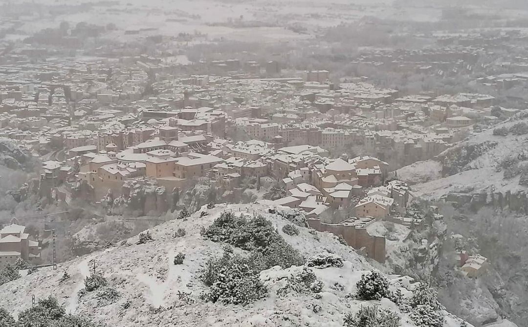 Vista de la ciudad de Cuenca bajo la nieve en enero de 2021 desde el cerro de San Cristóbal.