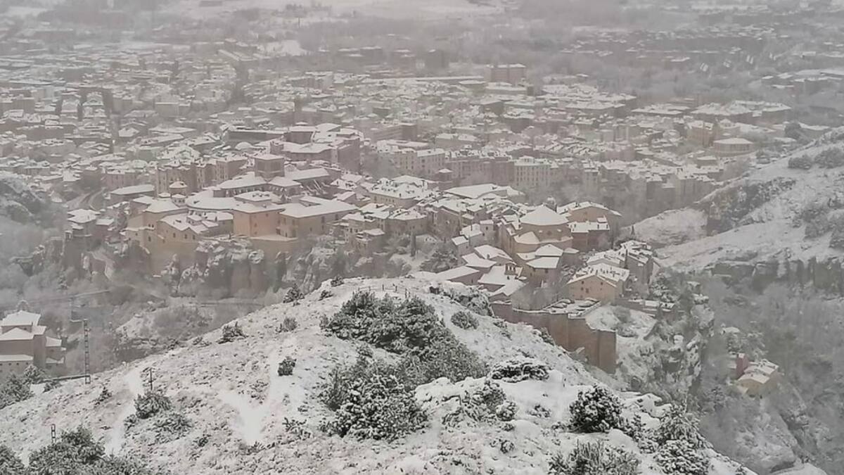 Cuenca nevada y entre la niebla desde lo alto del cerro de las antenas