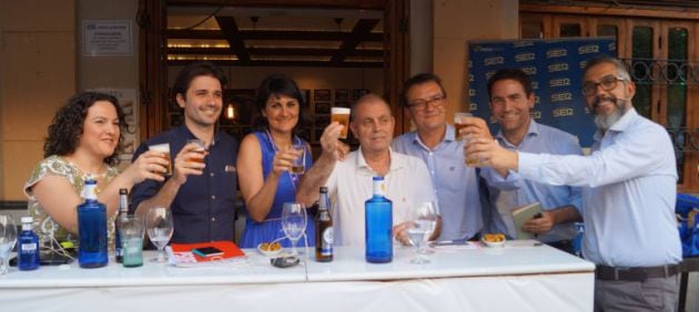 Foto de familia tras finalizar el debate &#039;Una caña en campaña&#039; en 2.016