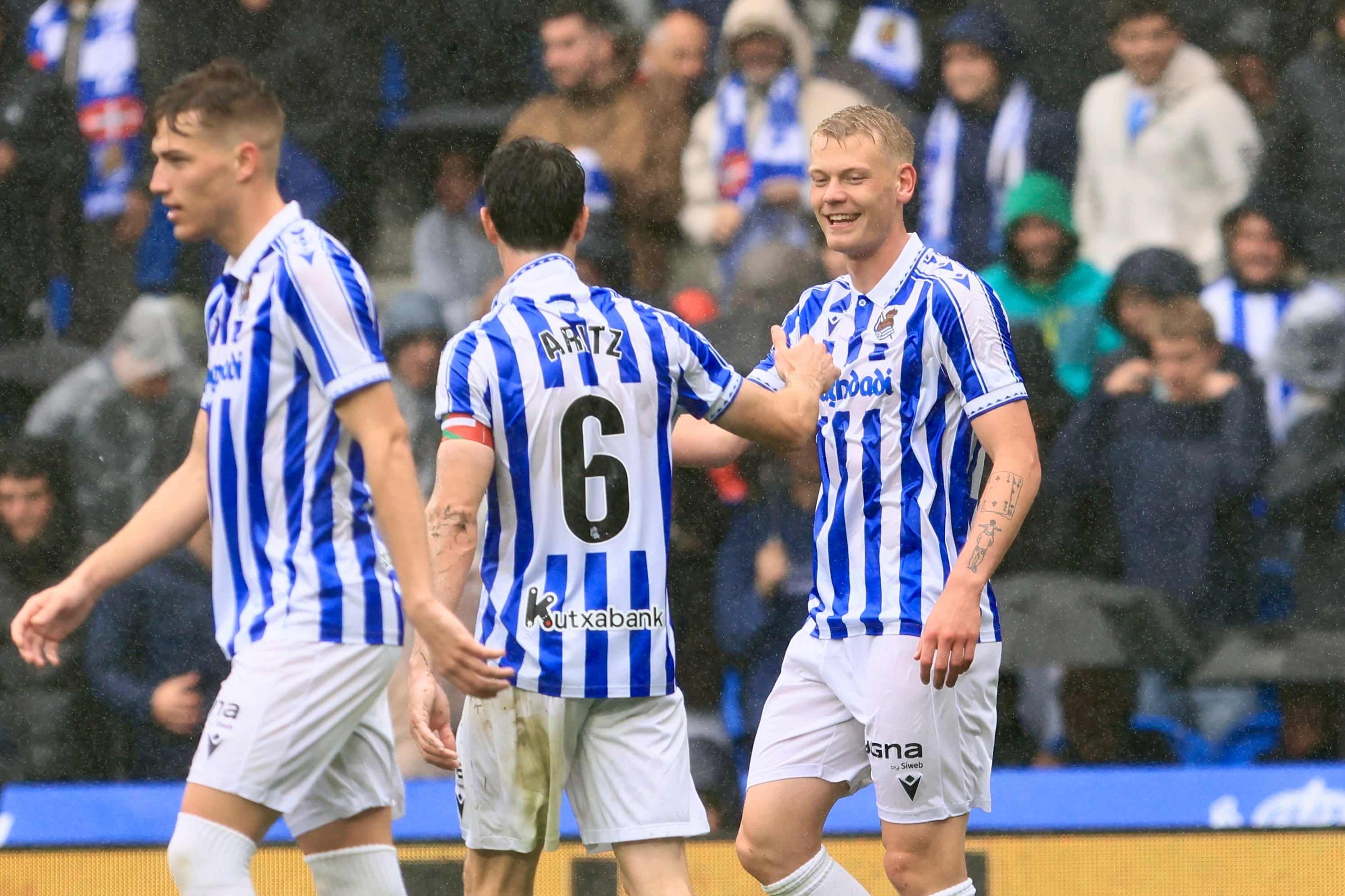 SAN SEBASTIÁN, 11/04/2026.- El jugador de la Real Sociedad Orri Óskarsson celebra su gol contra el Alavés, durante el partido de LaLiga EA Sports disputado este sábado en el Estadio de Anoeta. EFE/ Javi Colmenero