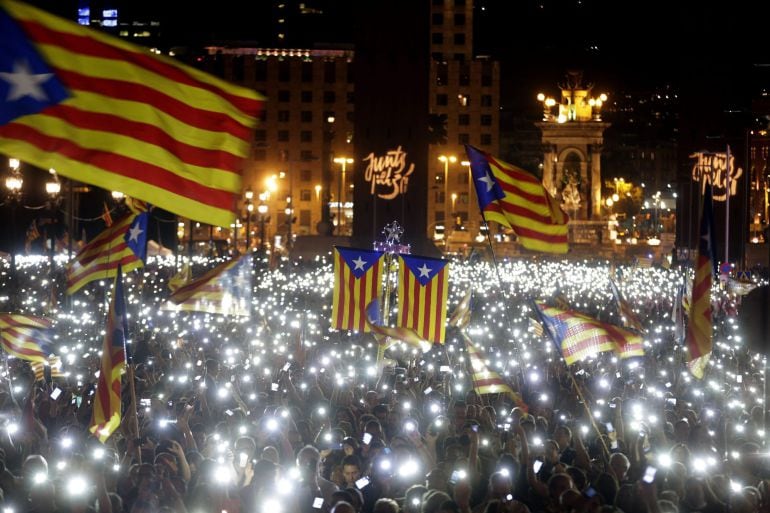 Los asistentes iluminan con sus teléfonos móviles el mitin de final de campaña de &quot;Junts pel Sí&quot; para las elecciones catalanas que han celebrado esta noche en la Avenida María Cristina de Barcelona