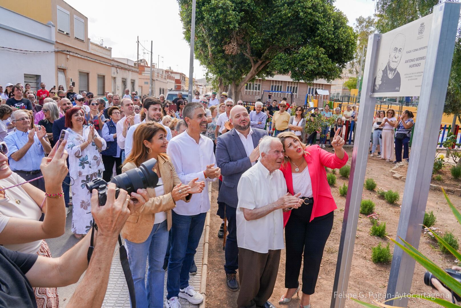 El cura obrero de Vista Alegre, Antonio Bermejo, da nombre a una plaza de esta población cartagenera.