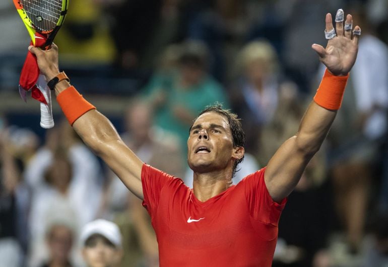 El español Rafael Nadal celebra tras ganar ante el suizo Stan Wawrinka durante la tercera ronda del campeonato de tenis Masters de Canadá