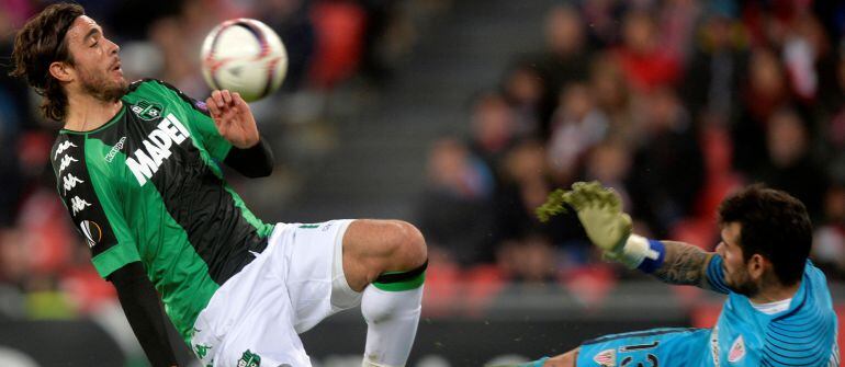 Football Soccer - Athletic Bilbao v Sassuolo - UEFA Europa League group stage - Group F - San Mames Stadium, Bilbao, Spain Sassuolo's Alessandro Matri and Athletic Bilbao goalkeeper Iago Herrerin clash