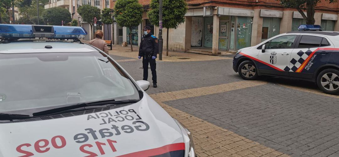 Un agente de la Policía Local getafense vigila que se cumplan las órdenes del Estado de Alarma