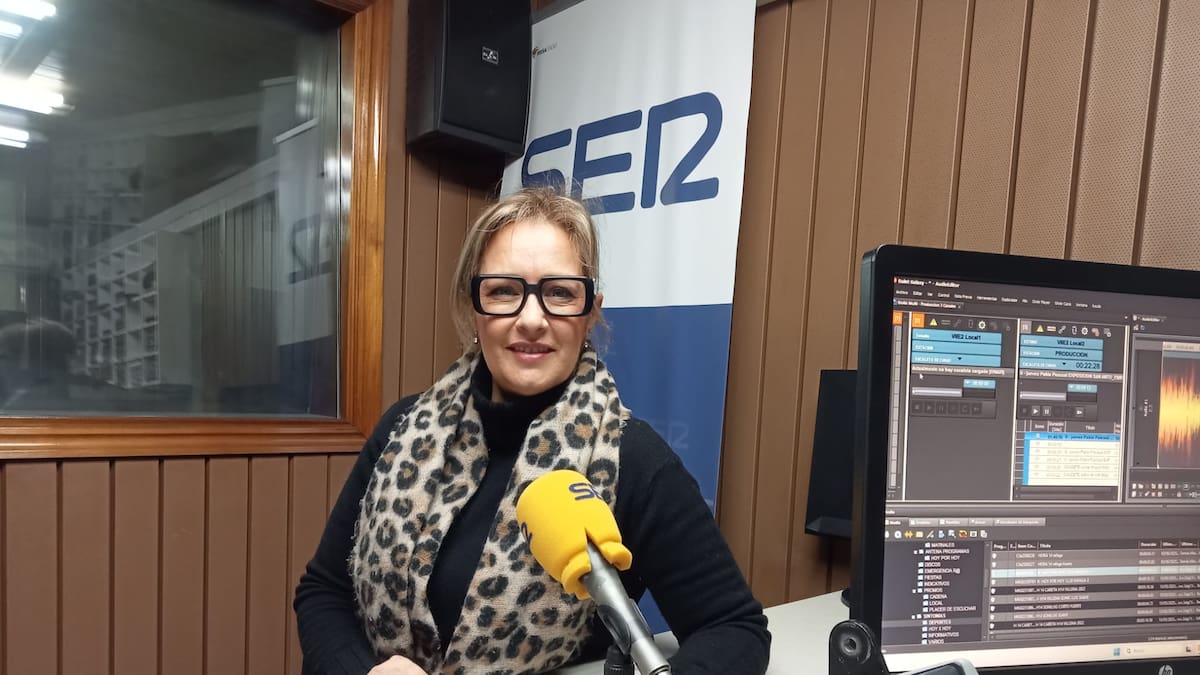 Mari Carmen Mtnez Clemor, Diputada del PP en las Cortes Valencianas en Radio Villena