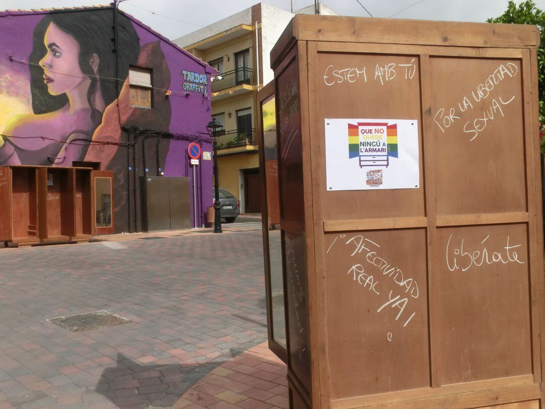 Armarios colocados en la plaza del pueblo de Jesús Pobre.