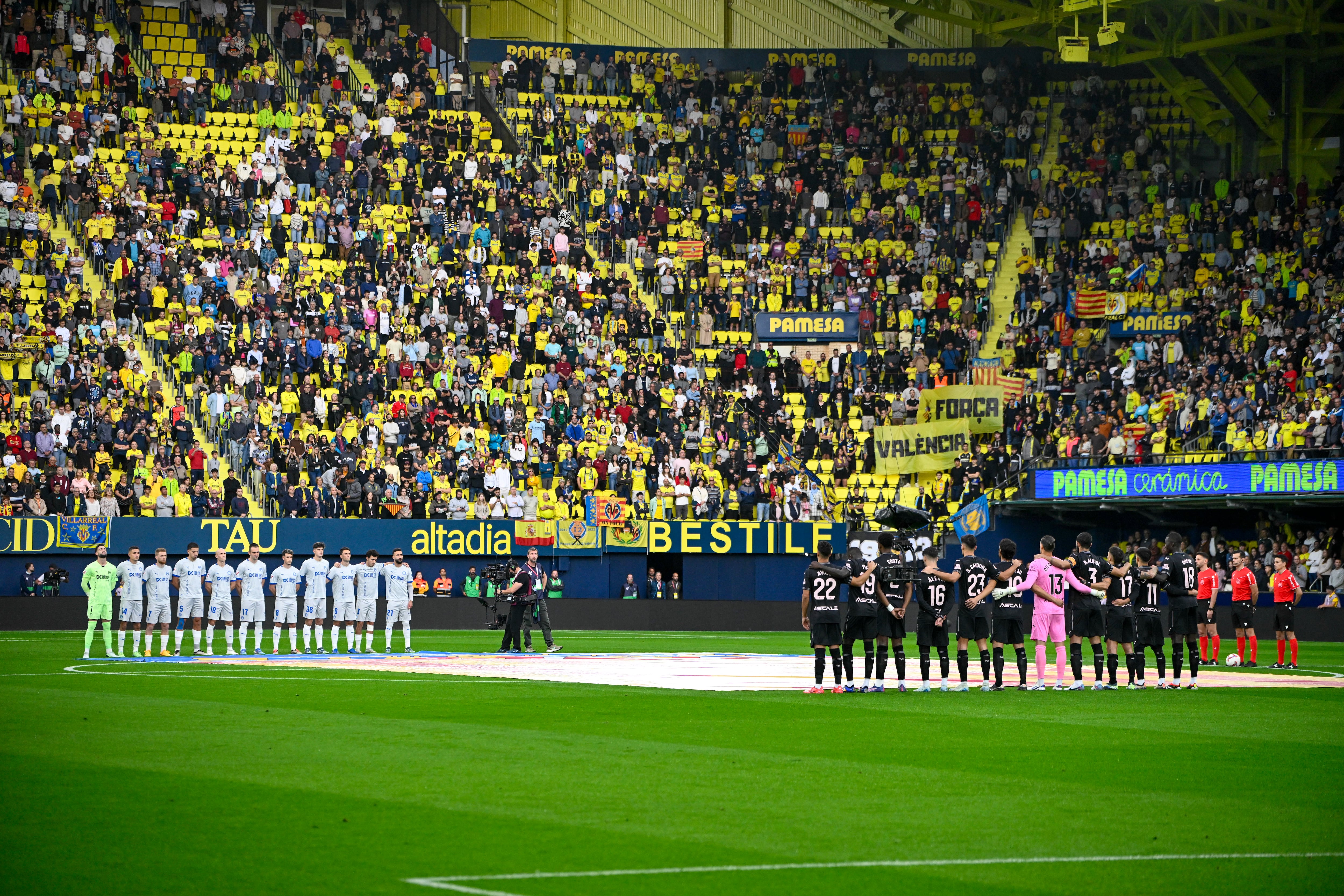 VILLARREAL (CASTELLÓN), 09/11/2024.- Minuto de silencio previo al partido de LaLiga entre el Villarreal y el Alavés, este sábado en el estadio de la Cerámica. EFE/ Andreu Esteban
