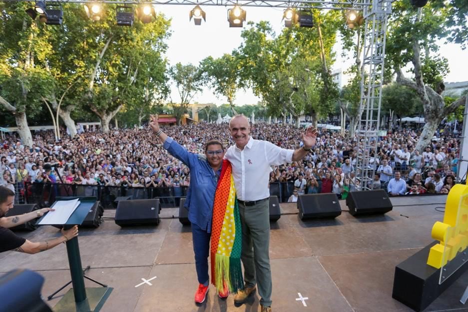 María del Monte con el alcalde de Sevilla, Antonio Muñoz, durante el pregón del Orgullo