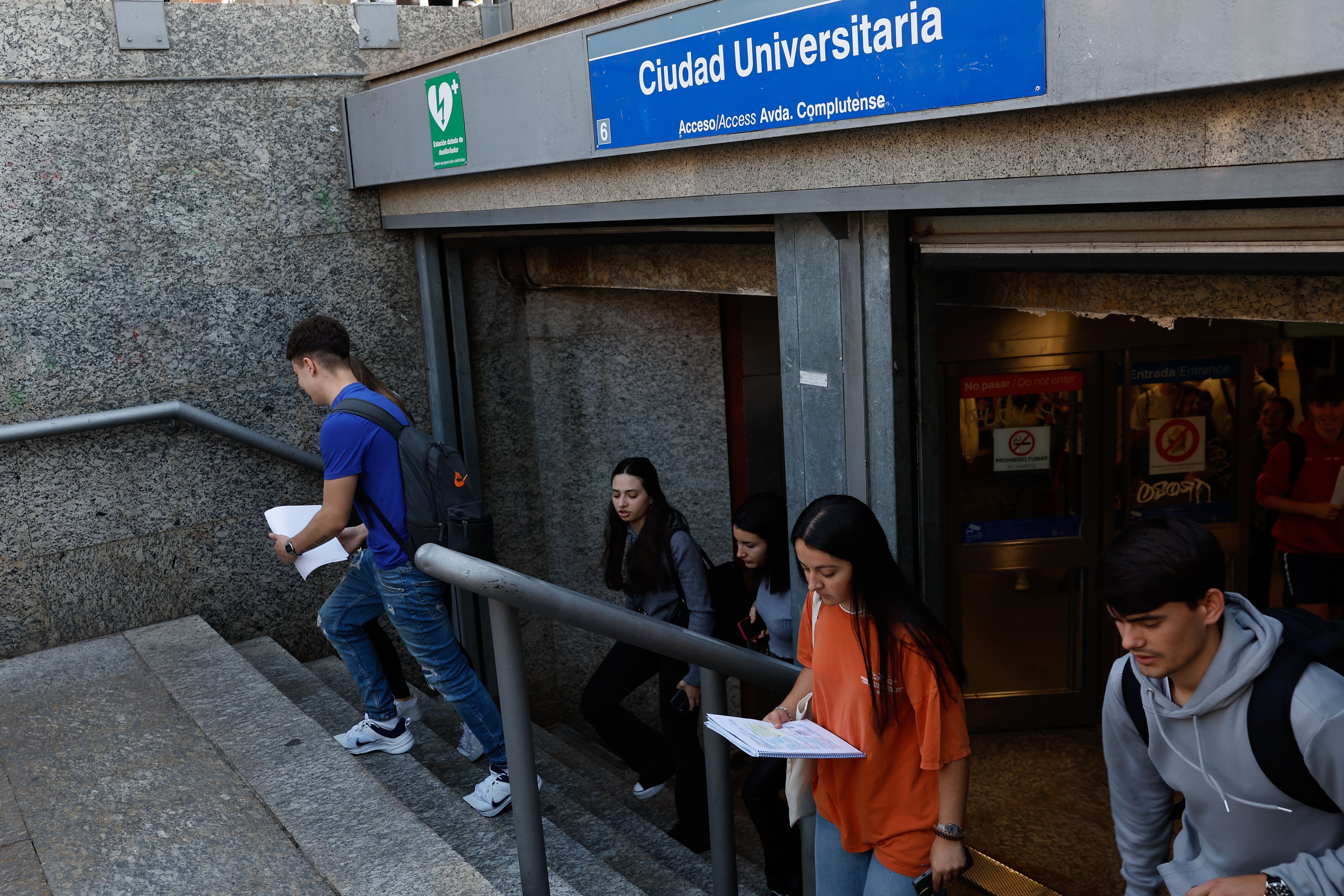 Varias estudiantes llegan a la Ciudad Universitaria de Madrid para iniciar los exámenes de la EBAU este lunes. Unos 250.000 alumnos de 2º de Bachillerato se examinan desde hoy de la prueba de acceso a la Universidad, la última &quot;tradicional&quot; antes de implantarse el nuevo modelo de la reforma educativa de 2021 (Lomloe) y que supone un importante giro en el modo de aprender y, por tanto, de demostrar los conocimientos.