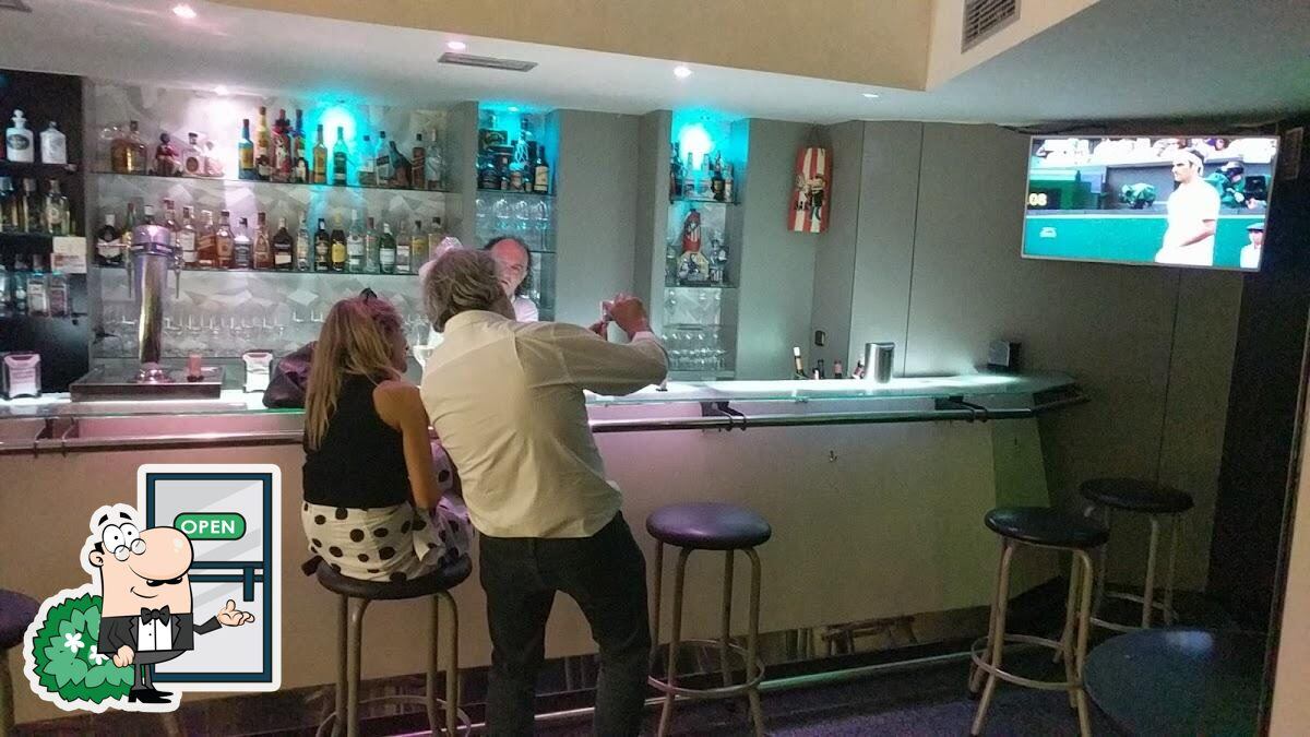 El conocido hostelero atendiendo a unos clientes en la barra