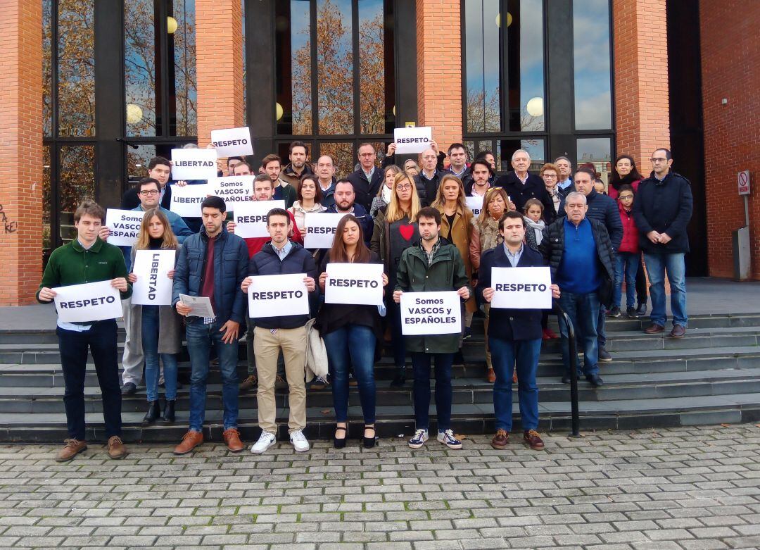 Miembros de las juventudes del PP, con Alfonso Alonso a la cabeza, concentrados frente a la facultad de letras de la UPV