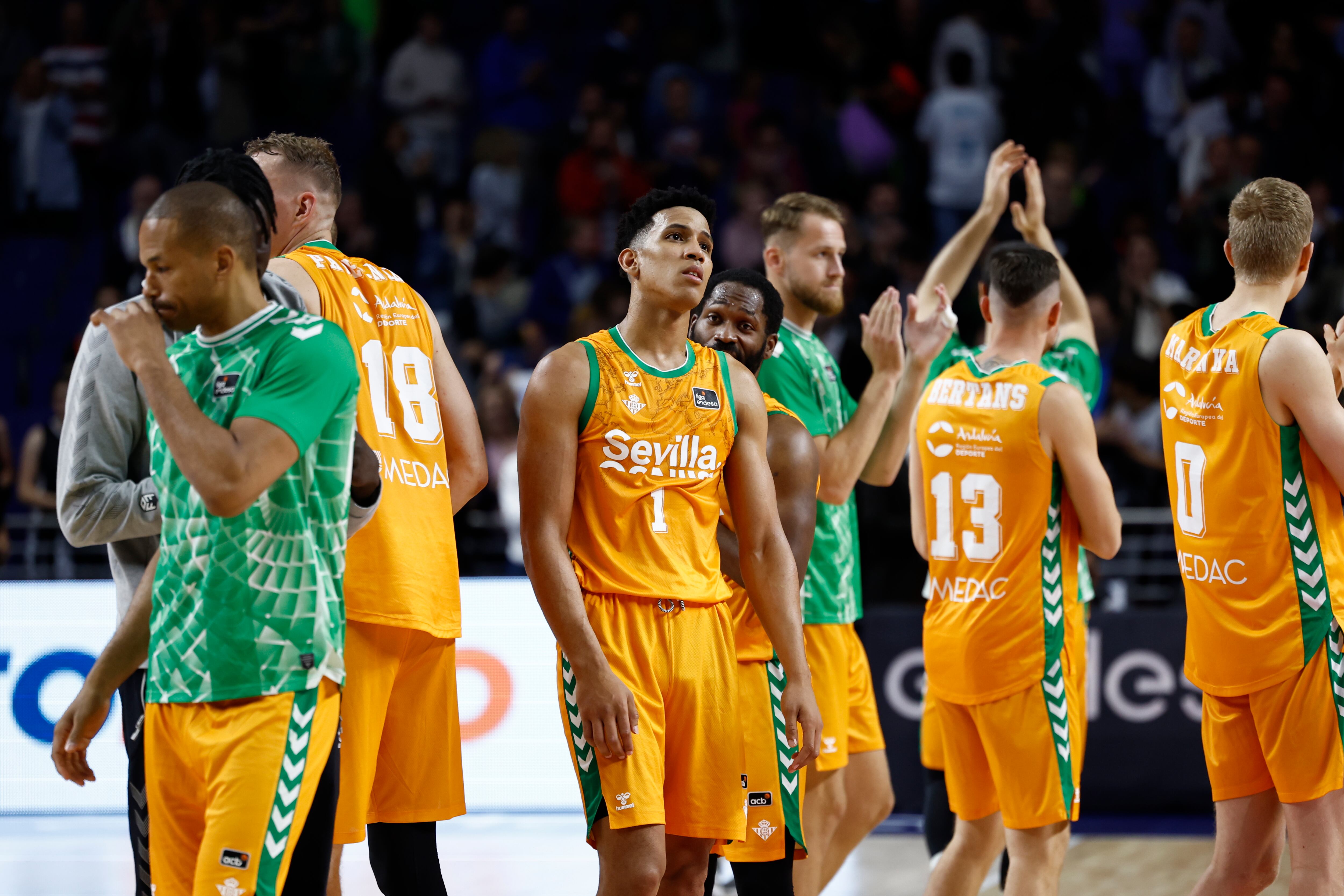 Los jugadores del Real Betis tras perder el partido de la jornada 34 de Liga ACB que Real Madrid y Real Betis disputaron este miércoles en el Wizink Center. EFE/Daniel González