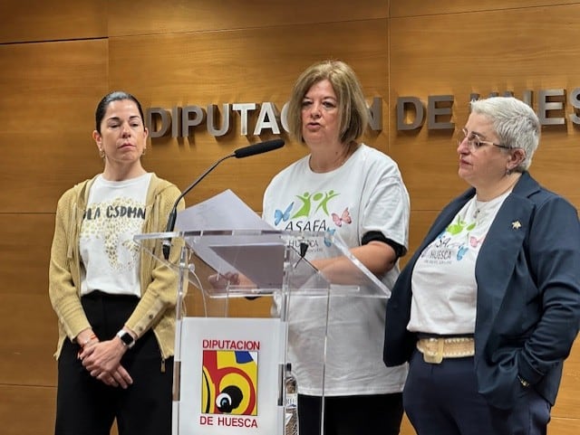 Representantes de Asafa y de DPH presentando las actividades relacionadas con la Fibromialgia en Huesca