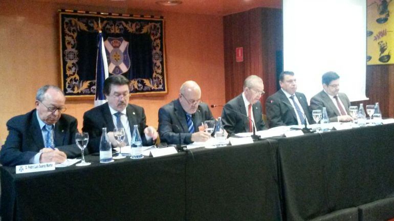 Imagen de la mesa principal de la junta de accionistas del club