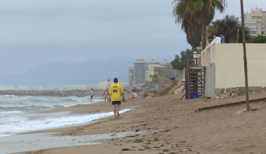 Playa de la Goleta, en la mañana del martes 27 de agosto, sin parte de la arena tras el temporal de mar de hace una semana. 