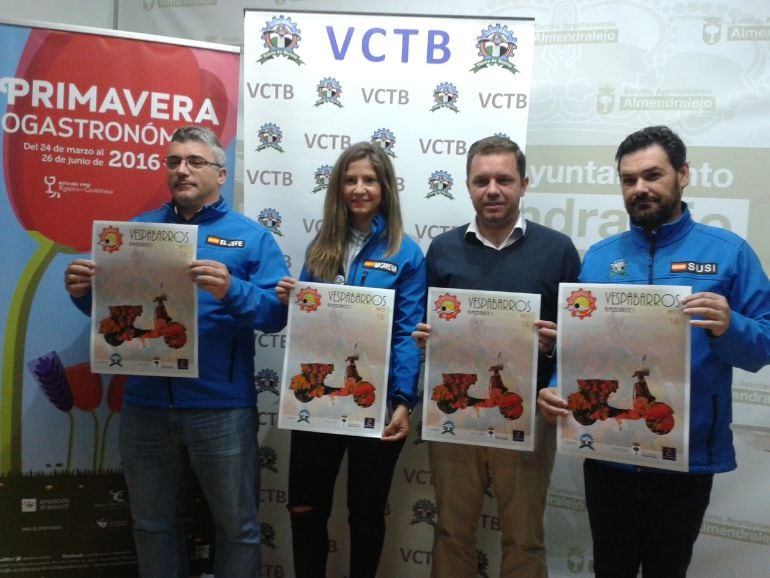 Integrantes del Vespa Club &quot;Tierra de Barros&quot; y del Ayuntamiento presentan la propuesta turística y gastronómica.