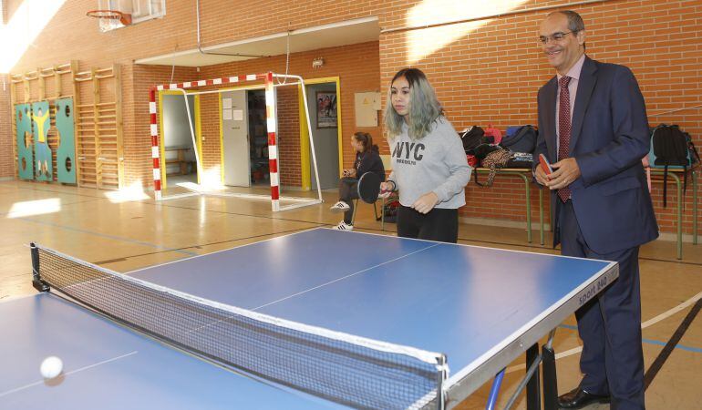 El consejero ha participado en algunas de las actividades programadas en el IES Las Américas