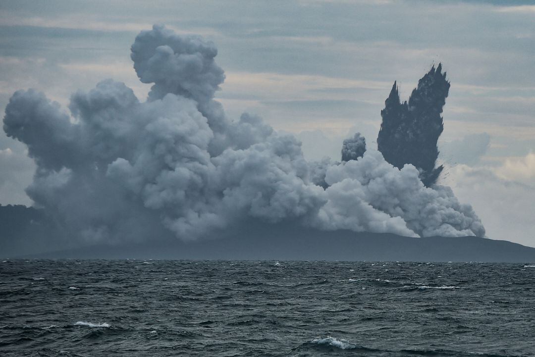 Imagen de la explosión del volcán Anak Krakatau