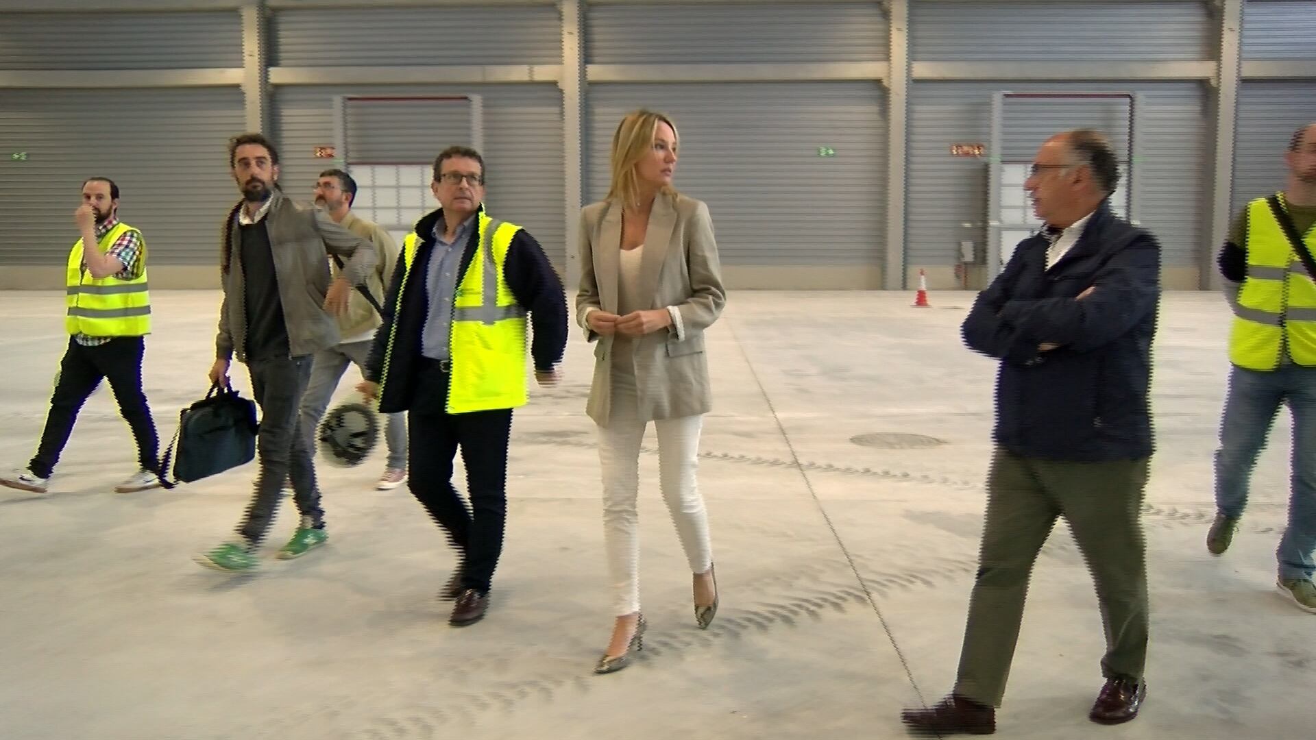 Marta Fernández-Tápias, delegada de la Xunta, visitó el pabellón junto al gerente del IFEVI, Arsenio Prieto.