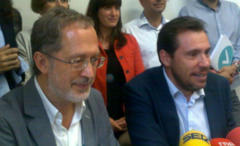 Manuel Saravia y Óscar Puente anuncian el acuerdo de gobierno el 11 de junio de 2015