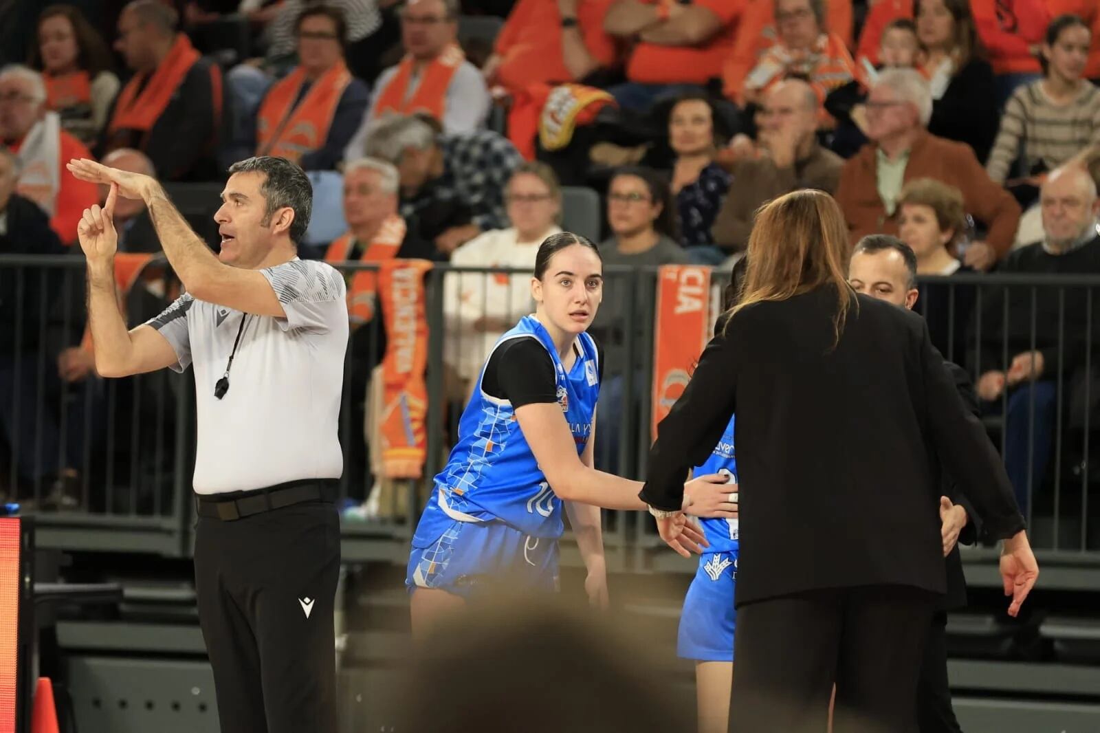 Iyana Martín, durante el partido en Valencia en conversación con Montañana/Álex López en SalamancaHoy