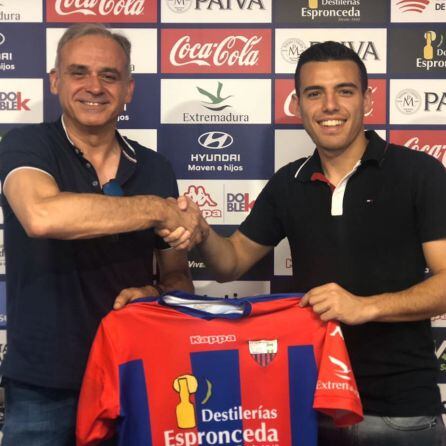 Facu Marín en su presentación con el Extremadura