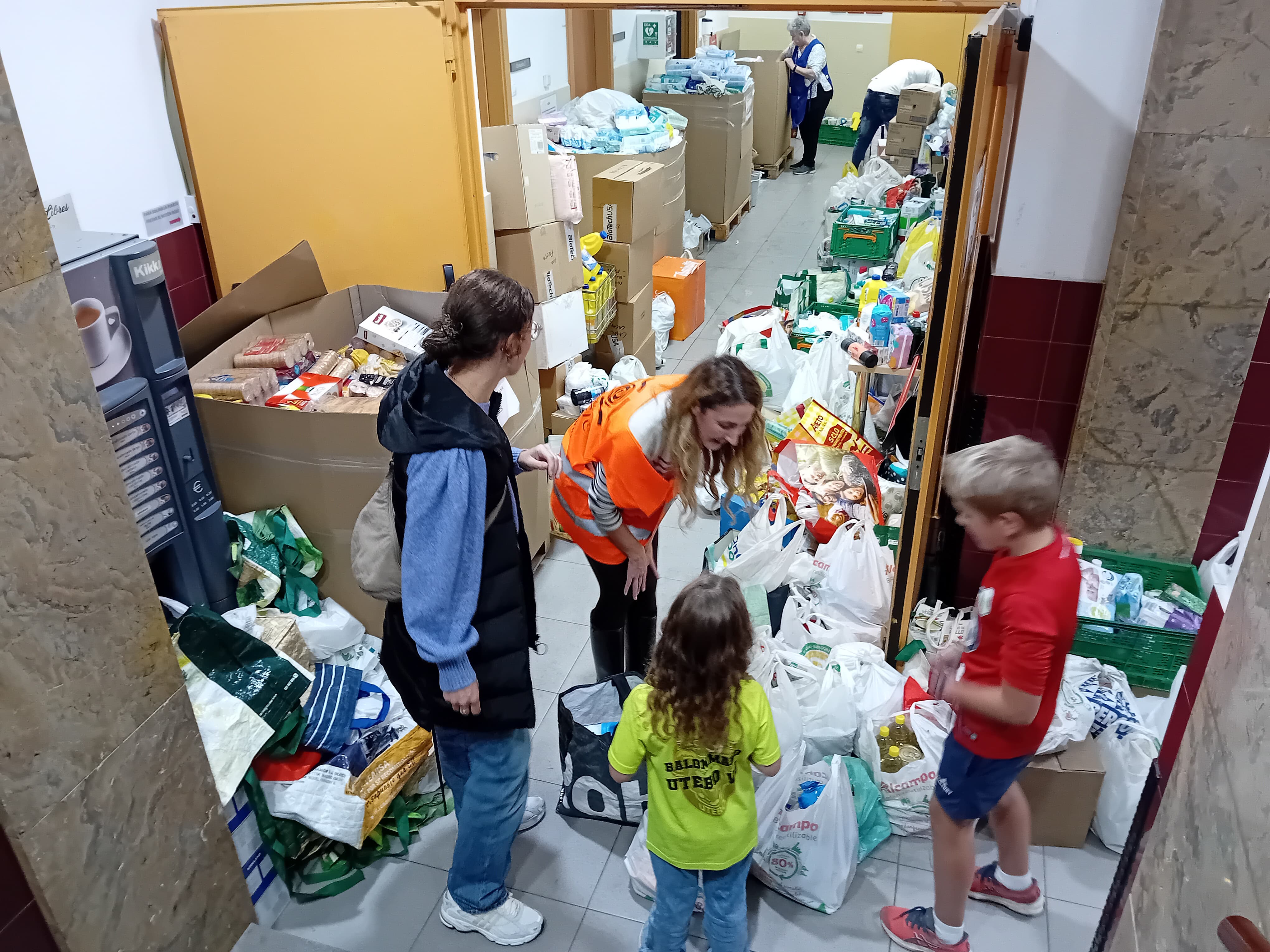 Donaciones en la sede de la Hermandad del Refugio de Zaragoza