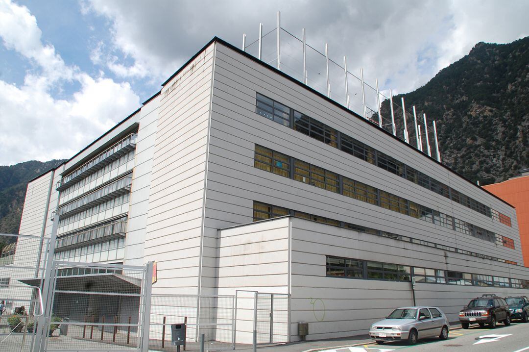 Escola andorrana de Santa Coloma. Un grup d'estudiants que han completat tots els cicles del Permesa han convocat una concentració el 12 de març contra l'aplicació de la reforma.