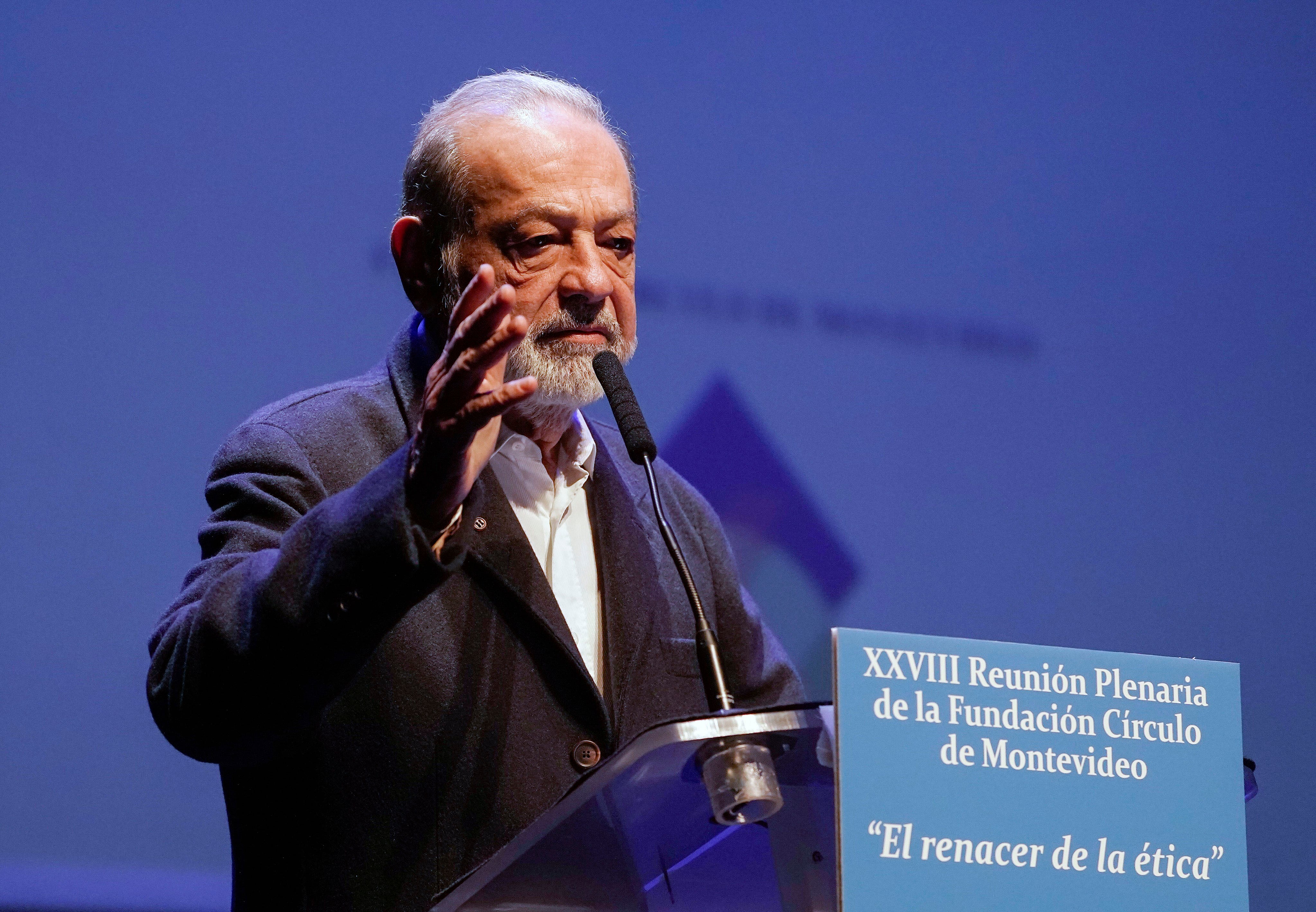 El empresario mexicano Carlos Slim da un discurso mientras participa en los debates de XXVIII Reunión Plenaria de la Fundación Círculo de Montevideo, este jueves, en el Centro Niemeyer de Avilés