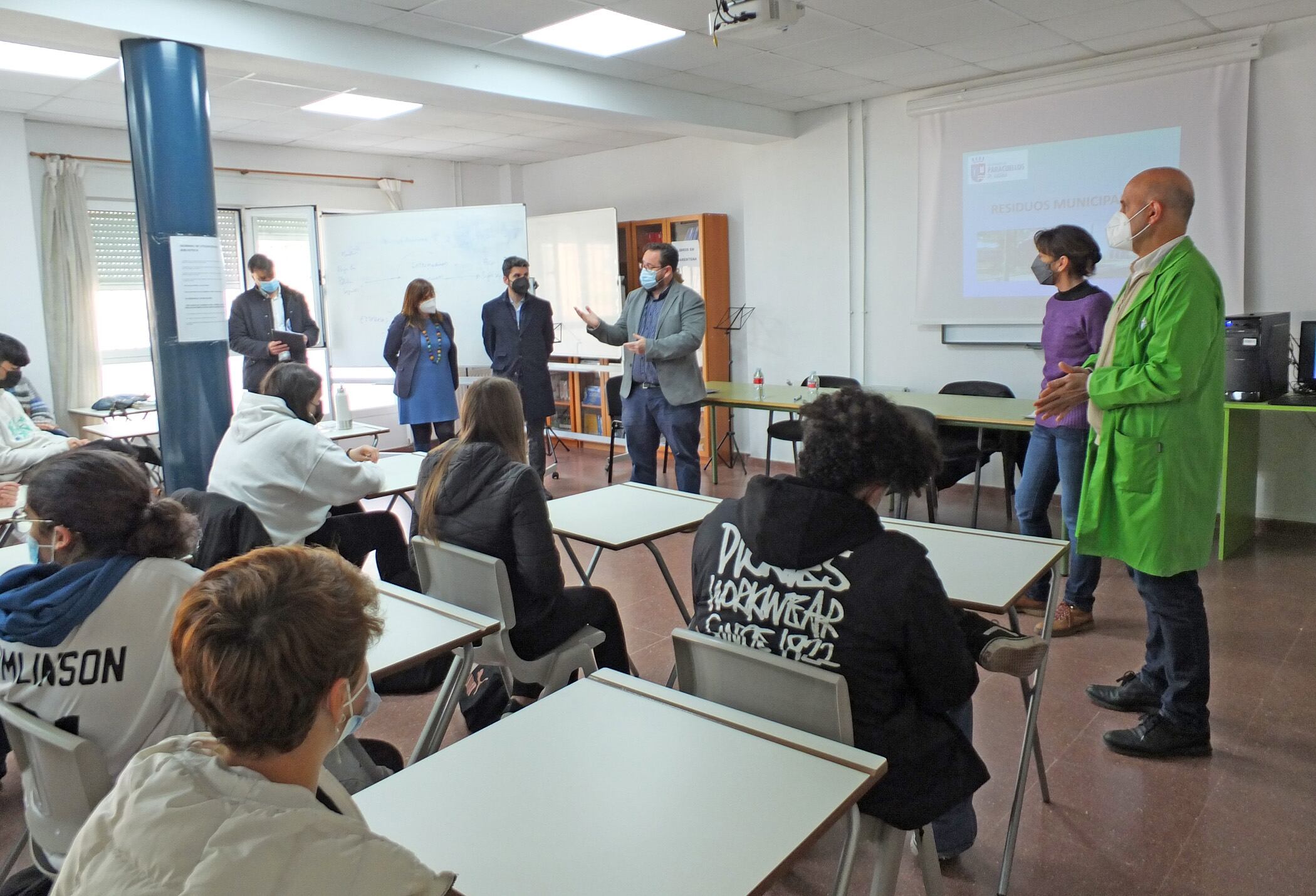 Los jóvenes de Paracuellos de Jarama aprenden sobre el reciclaje