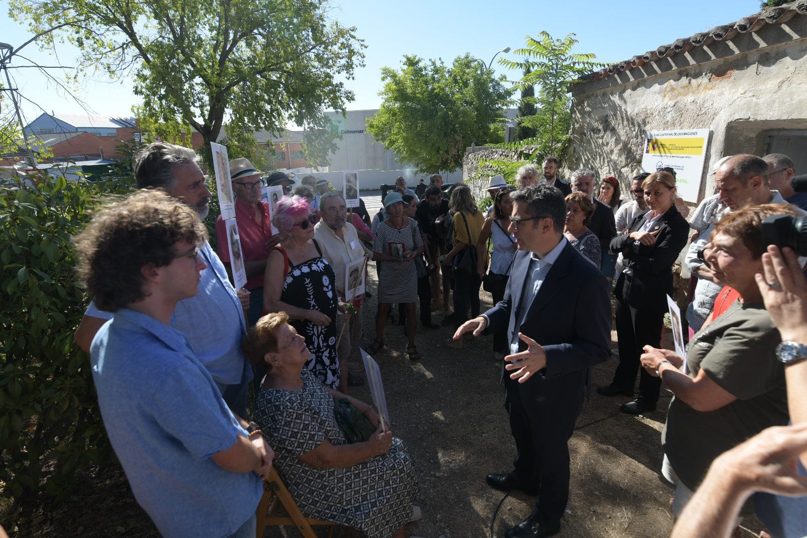 Bolaños visita los trabajos de exhumación de víctimas de la dictadura franquista en el cementerio de Colmenar Viejo