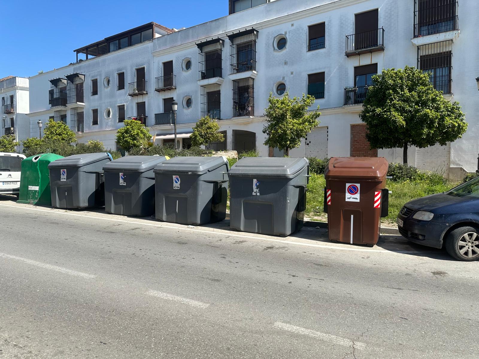 El quinto contenedor, el marrón, en una calle de Jerez