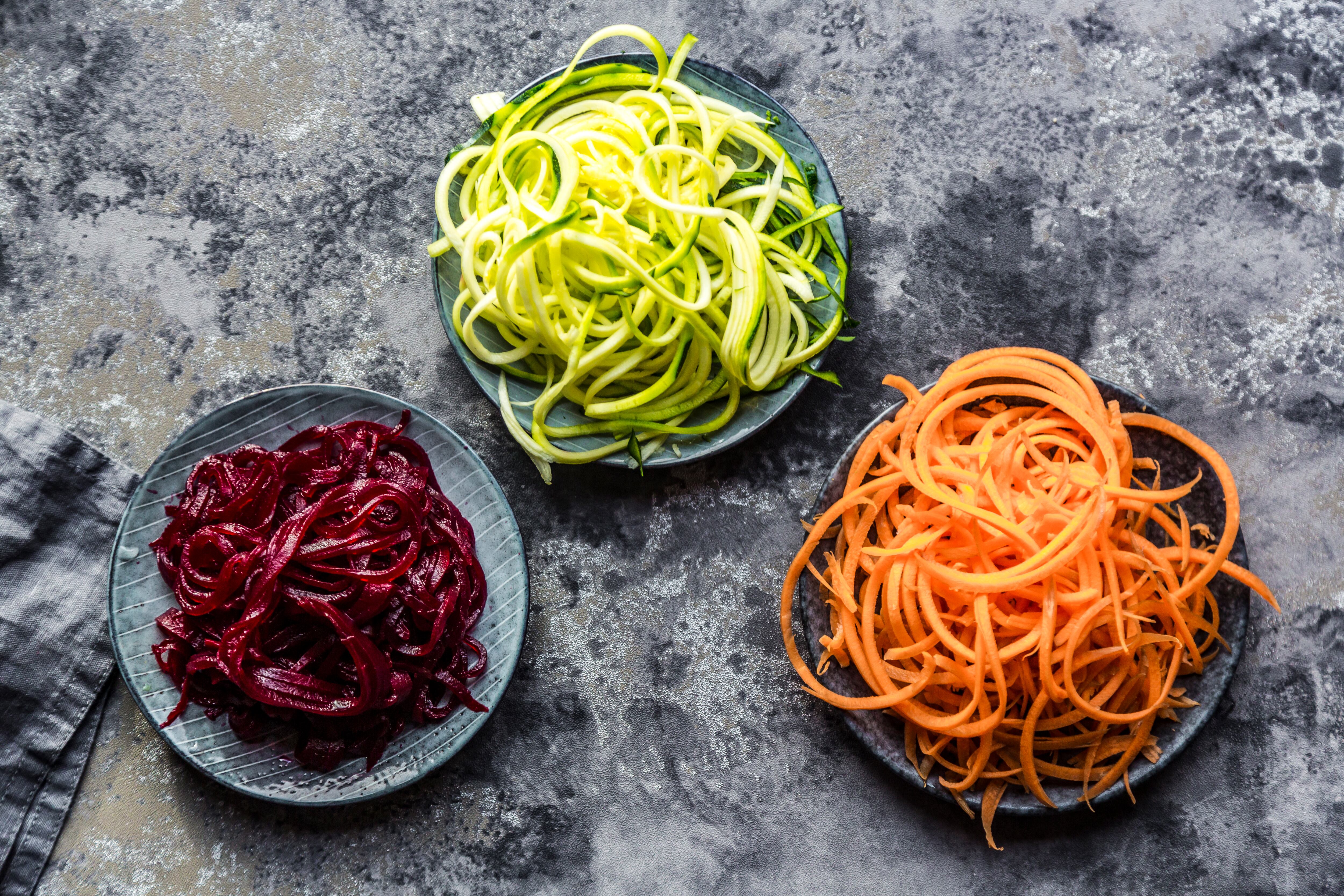 verschiedene zoodles aus Zucchini, Karotten und roter Bete