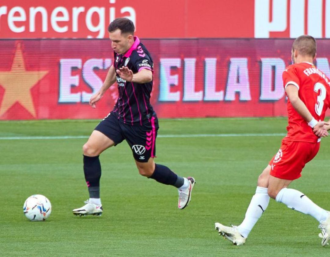 Kakabadze, frente al goleador Franquesa.