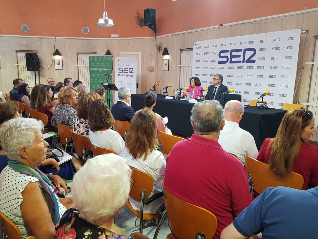 La consejera de políticas sociales y el director de Radio Sevilla han inaugurado los encuentros Ser sobre el envejecimiento activo.