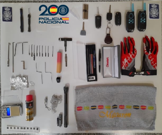 Útiles para abrir cerraduras encontradas durante la identificación de dos personas